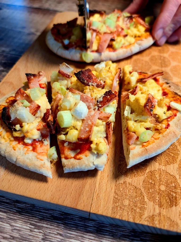 Sriracha Breakfast Pitta Pizzas